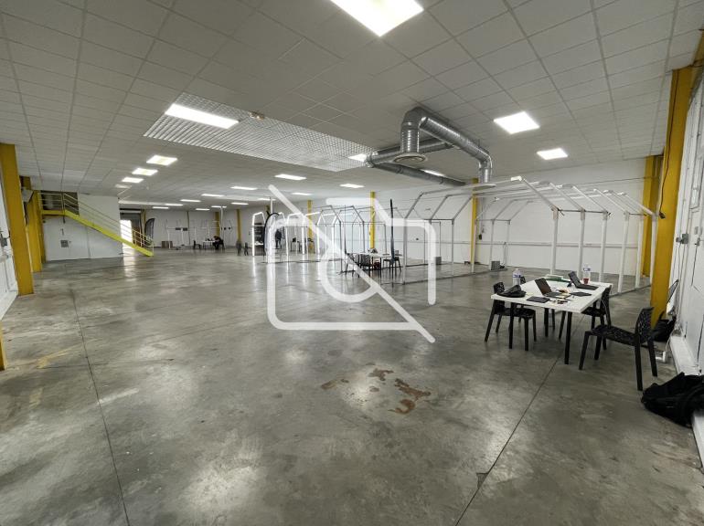 Entrepôt à louer à Trappes - 1 450 m²