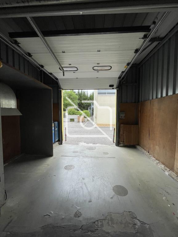 Entrepôt à louer à Trappes - 1 450 m²