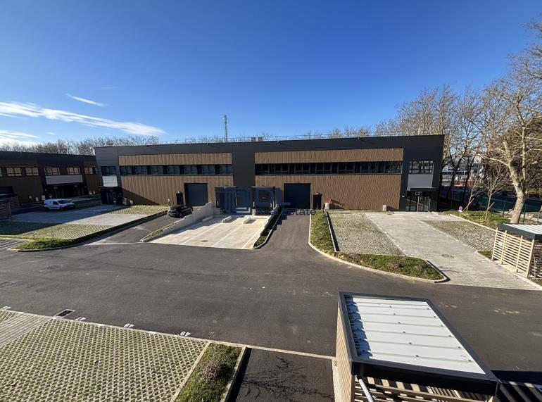 Entrepôt à louer à Trappes - 450 m²