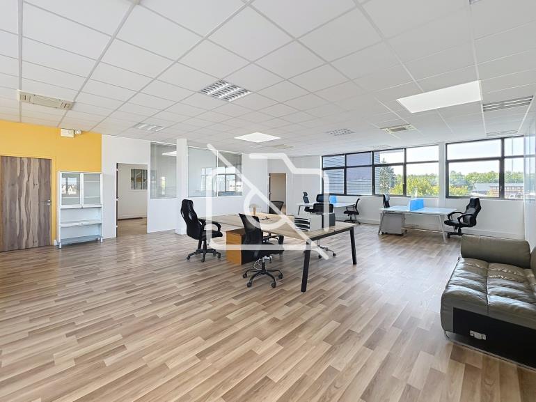 Entrepôt à vendre à Méré - 1 014 m²