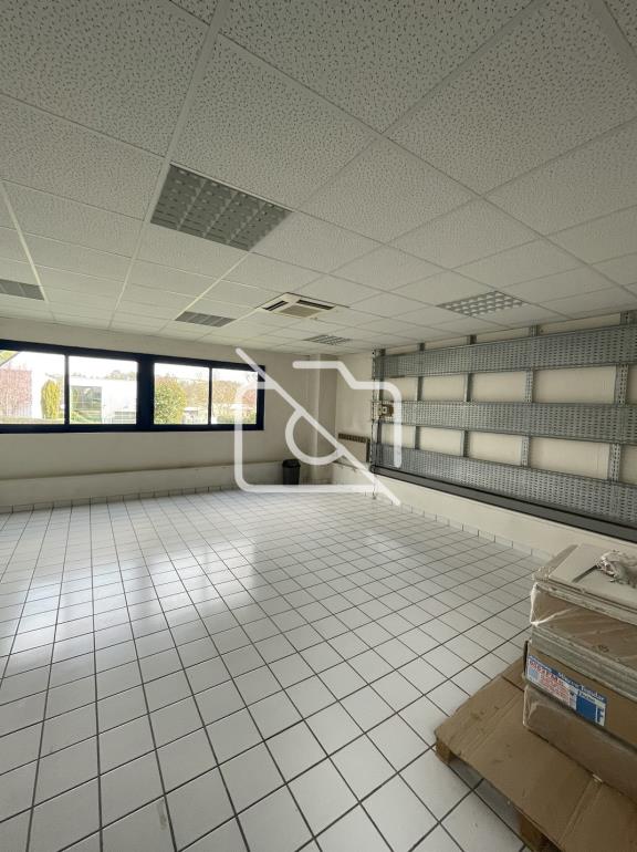 Entrepôt à vendre à Saint-Germain-de-la-Grange - 1 950 m²