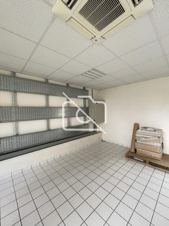 Entrepôt à vendre à Saint-Germain-de-la-Grange - 1 950 m²