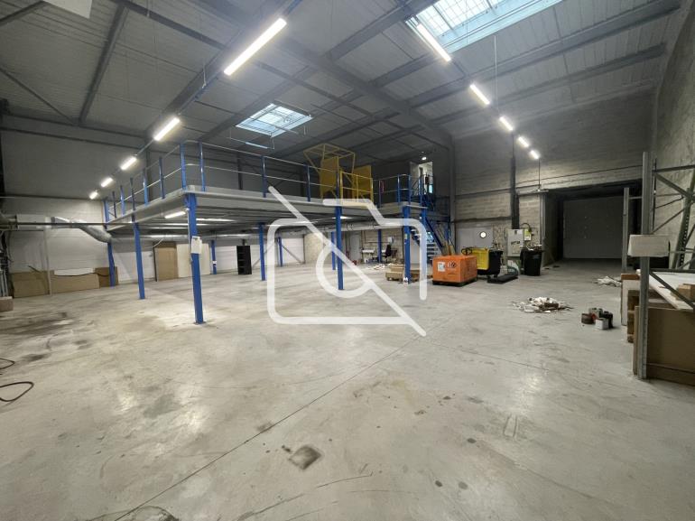 Entrepôt à louer à Le Pin - 680 m²