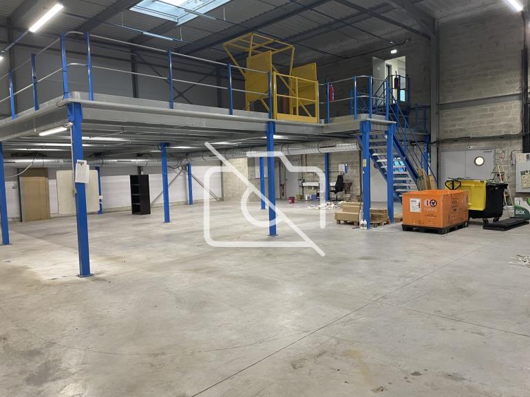 Entrepôt à louer à Le Pin - 680 m²
