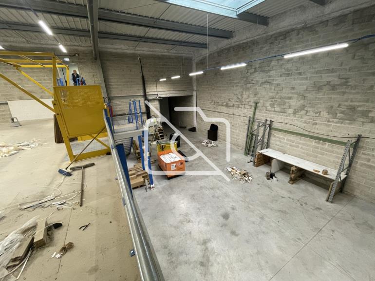 Entrepôt à louer à Le Pin - 680 m²