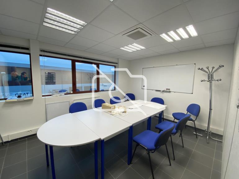 Entrepôt à louer à Le Pin - 680 m²