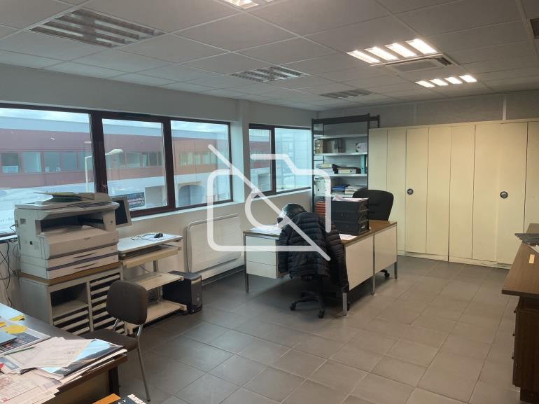 Entrepôt à louer à Le Pin - 680 m²
