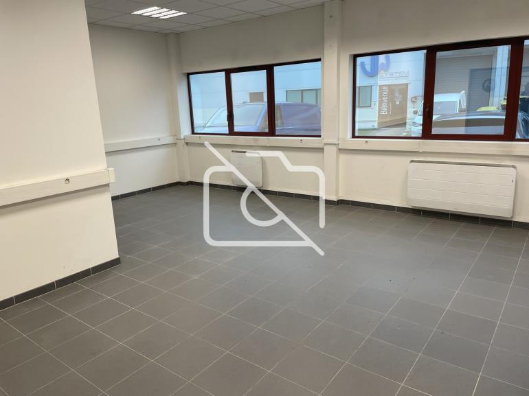 Entrepôt à louer à Le Pin - 680 m²