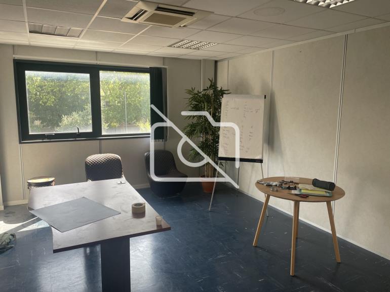 Entrepôt à louer à Bobigny - 1 750 m²
