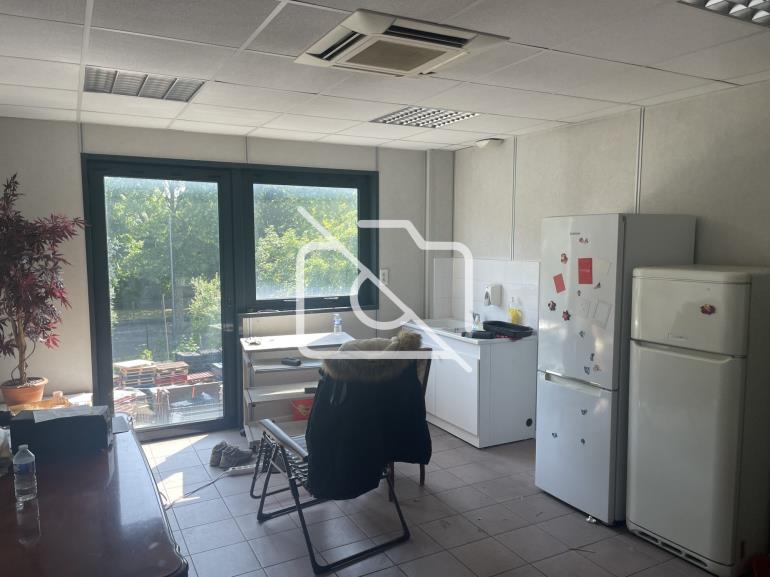 Entrepôt à louer à Bobigny - 1 750 m²