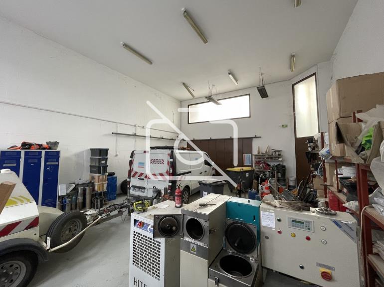 Entrepôt à louer à Voisins-le-Bretonneux - 265 m²