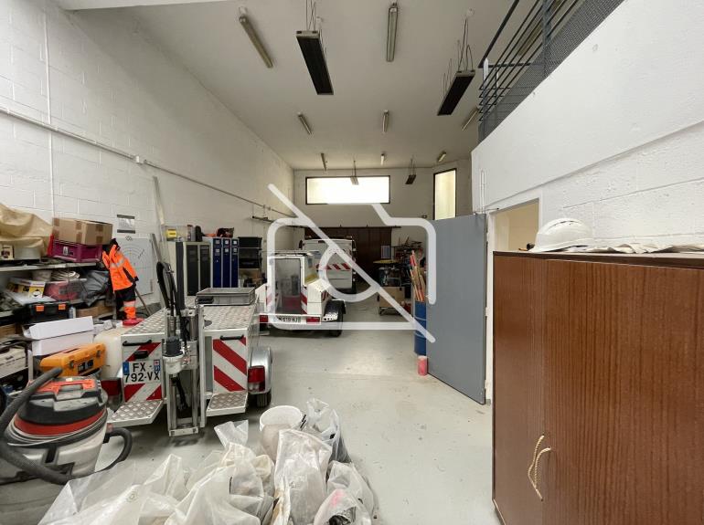 Entrepôt à louer à Voisins-le-Bretonneux - 265 m²