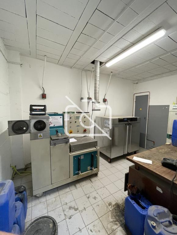 Entrepôt à louer à Voisins-le-Bretonneux - 265 m²
