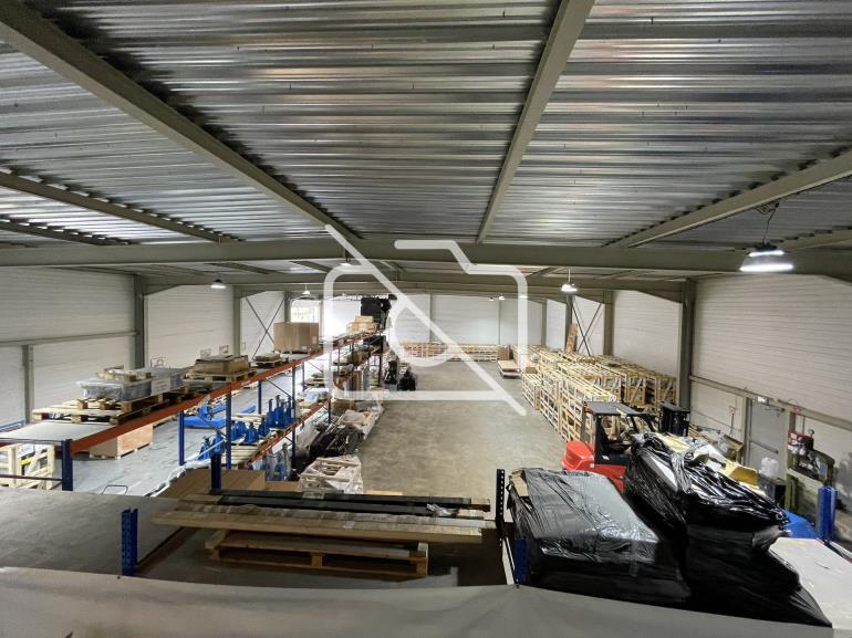 Entrepôt à vendre à Houdan - 827 m²