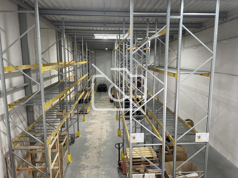 Entrepôt à louer à Le Pin - 365 m²