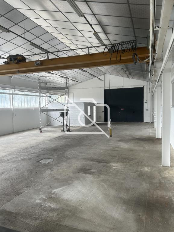 Entrepôt à louer à Le Pin - 925 m²
