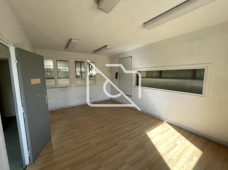 Entrepôt à vendre à Plaisir - 1 664 m²