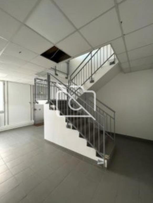 Entrepôt à louer à Coignières - 496 m²