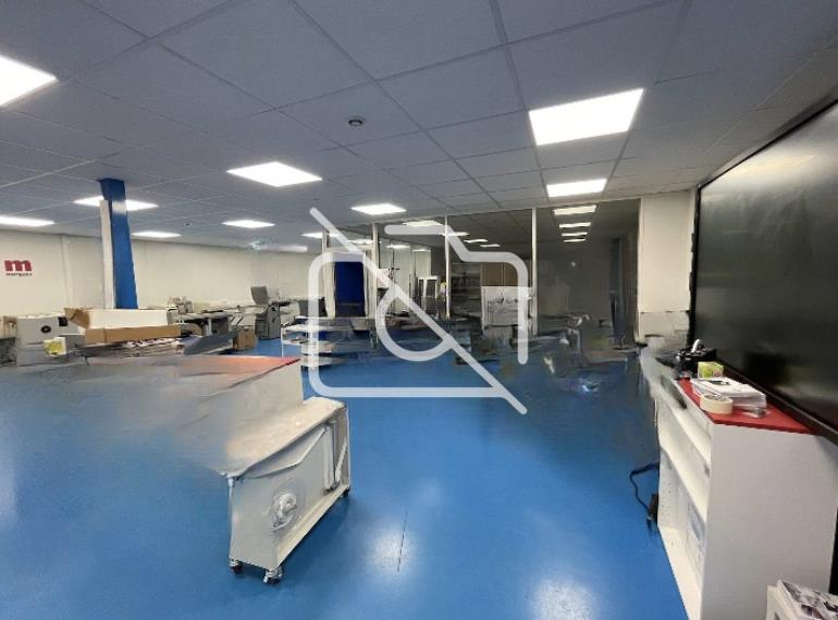 Entrepôt à vendre à Trappes - 785 m²