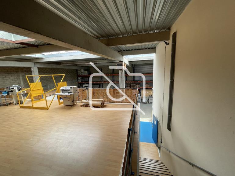 Entrepôt à vendre à Trappes - 785 m²