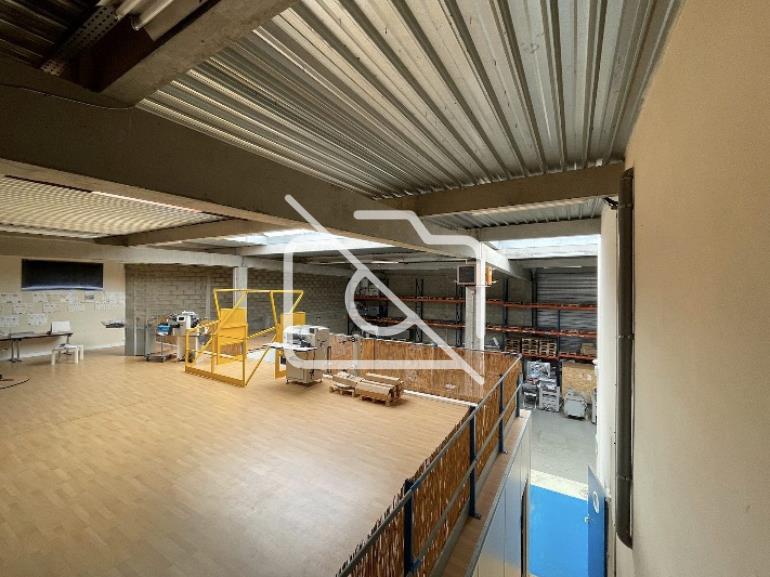 Entrepôt à vendre à Trappes - 785 m²