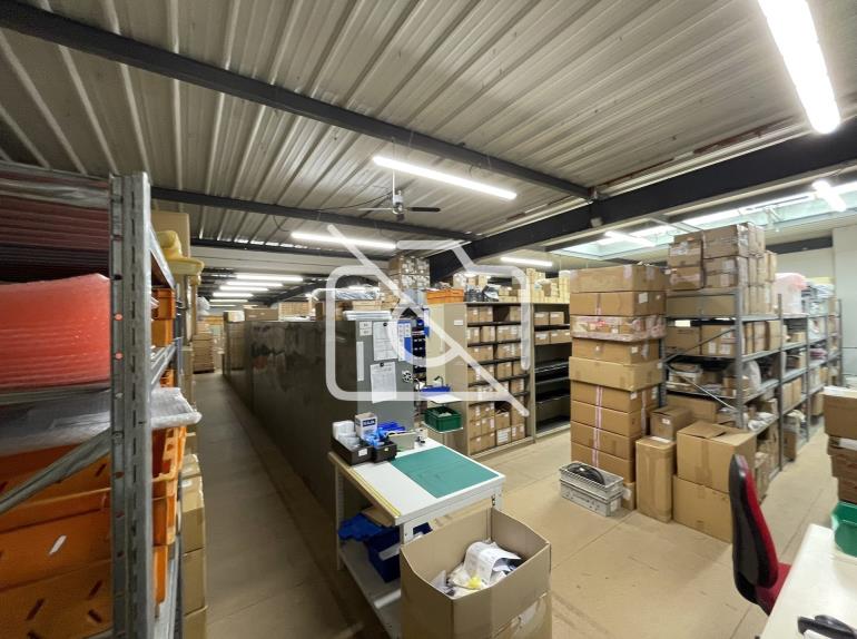 Entrepôt à vendre à Voisins-le-Bretonneux - 1 850 m²