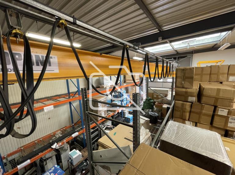 Entrepôt à vendre à Voisins-le-Bretonneux - 1 850 m²