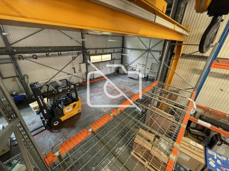 Entrepôt à vendre à Voisins-le-Bretonneux - 1 850 m²