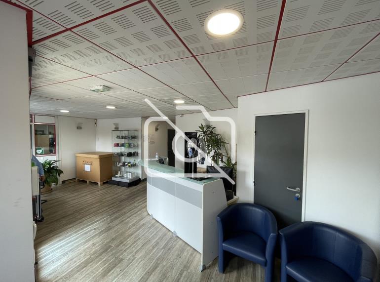 Entrepôt à vendre à Voisins-le-Bretonneux - 1 850 m²