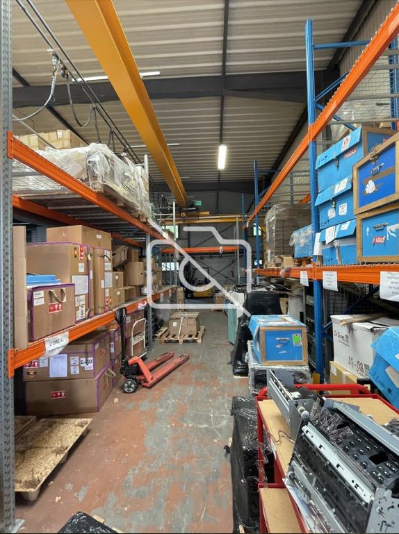 Entrepôt à vendre à Voisins-le-Bretonneux - 1 850 m²