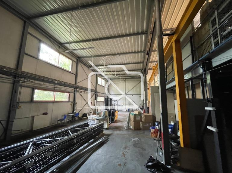 Entrepôt à vendre à Voisins-le-Bretonneux - 1 850 m²