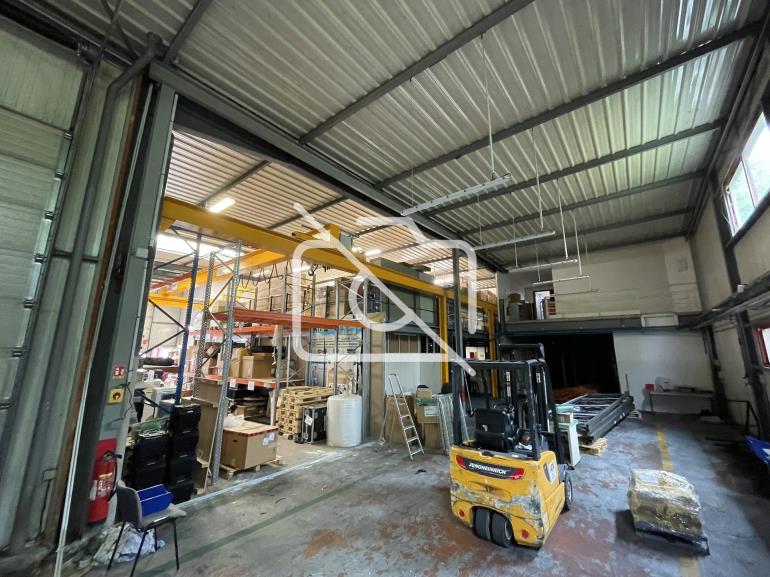 Entrepôt à vendre à Voisins-le-Bretonneux - 1 850 m²