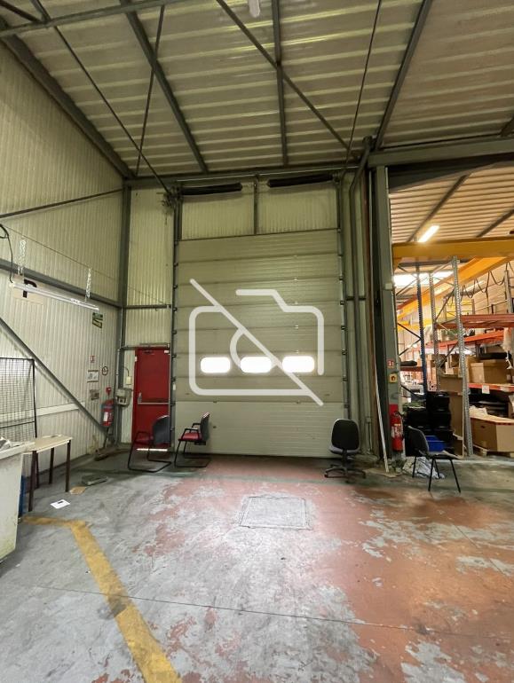 Entrepôt à vendre à Voisins-le-Bretonneux - 1 850 m²