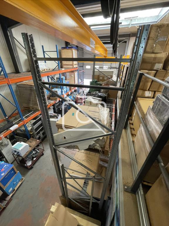 Entrepôt à vendre à Voisins-le-Bretonneux - 1 850 m²
