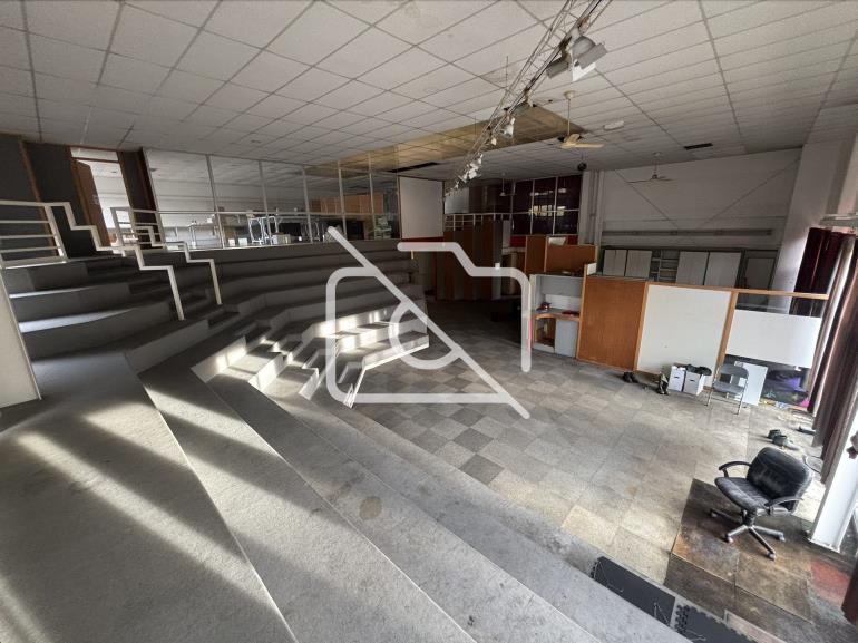 Entrepôt à vendre à Montigny-le-Bretonneux - 2 500 m²