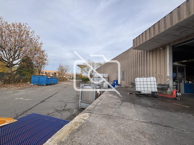 Entrepôt à vendre à Montigny-le-Bretonneux - 2 500 m²