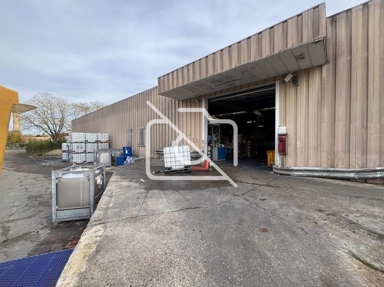 Entrepôt à vendre à Montigny-le-Bretonneux - 2 500 m²