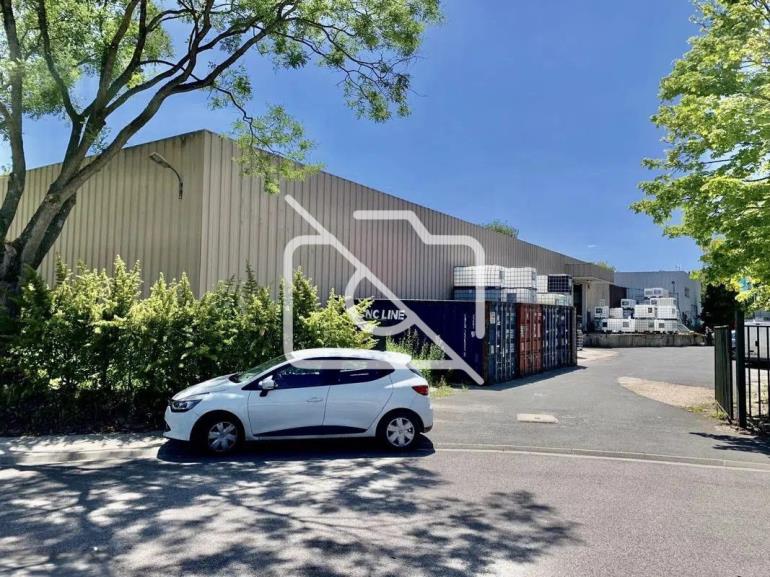 Entrepôt à vendre à Montigny-le-Bretonneux - 2 500 m²