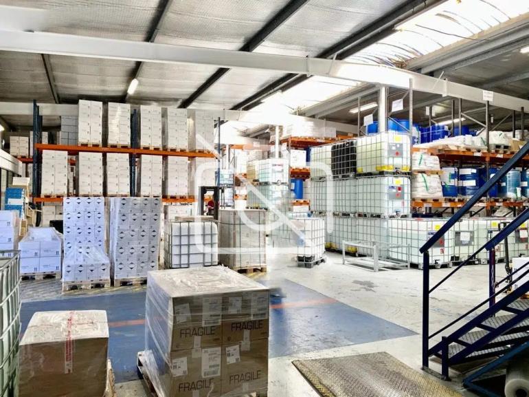 Entrepôt à vendre à Montigny-le-Bretonneux - 2 500 m²