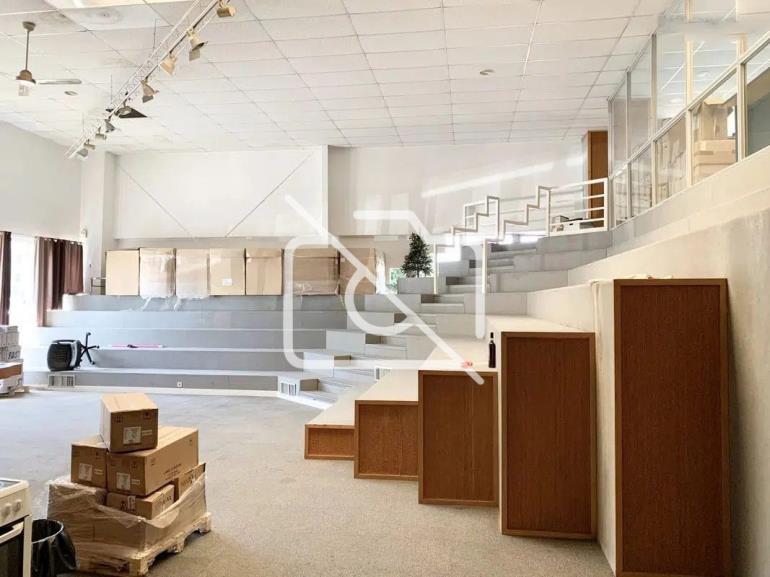 Entrepôt à vendre à Montigny-le-Bretonneux - 2 500 m²