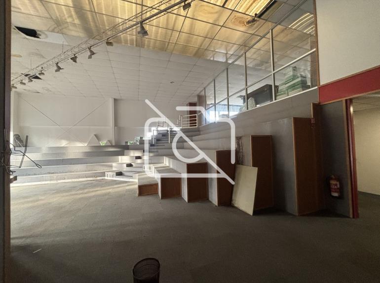 Entrepôt à vendre à Montigny-le-Bretonneux - 2 500 m²