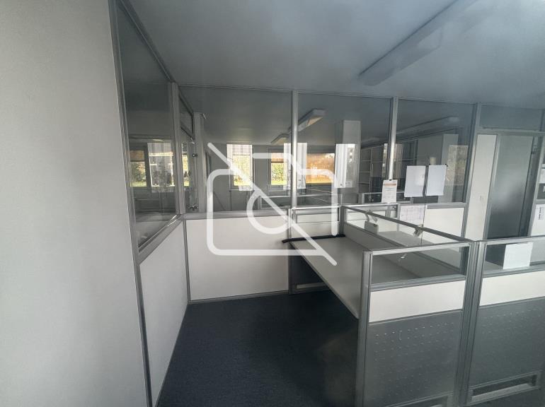 Entrepôt à vendre à Montigny-le-Bretonneux - 2 500 m²