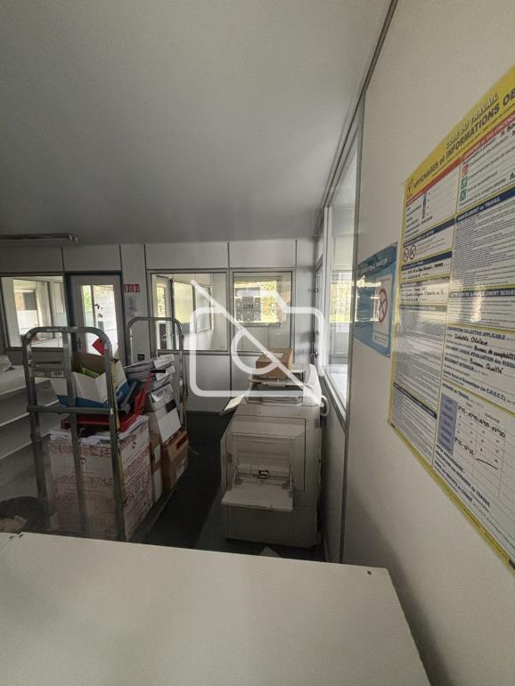 Entrepôt à vendre à Montigny-le-Bretonneux - 2 500 m²