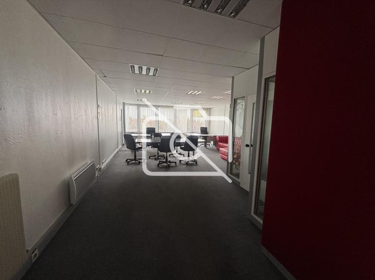 Entrepôt à vendre à Montigny-le-Bretonneux - 2 500 m²