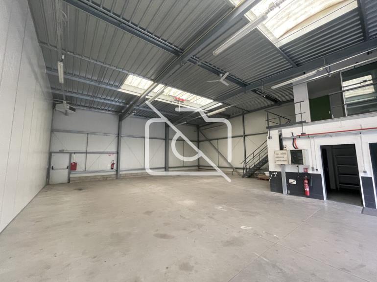 Entrepôt à vendre à Guibeville - 741 m²