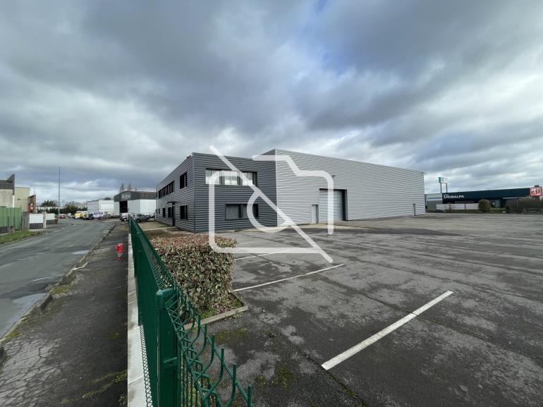 Entrepôt à vendre à Sainte-Geneviève-des-Bois - 1 900 m²