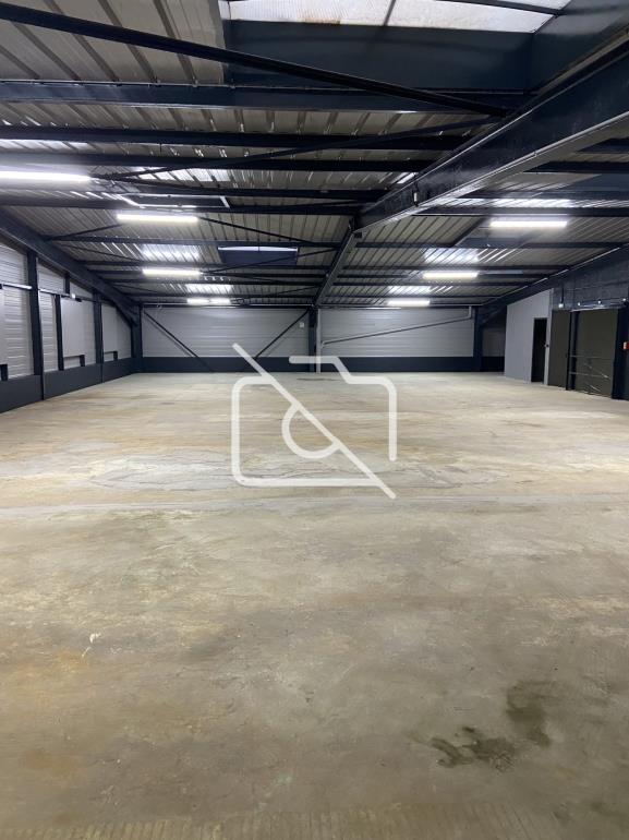 Entrepôt à vendre à Sainte-Geneviève-des-Bois - 1 900 m²