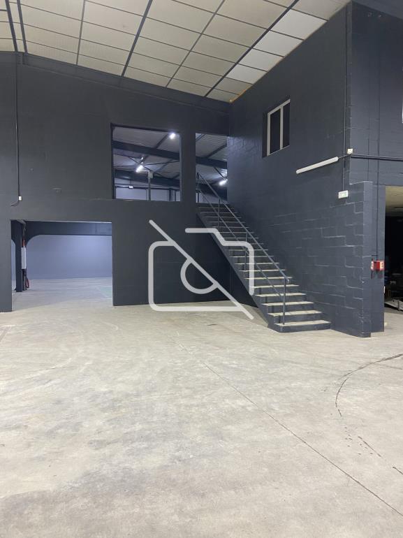 Entrepôt à vendre à Sainte-Geneviève-des-Bois - 1 900 m²