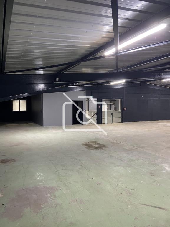 Entrepôt à vendre à Sainte-Geneviève-des-Bois - 1 900 m²