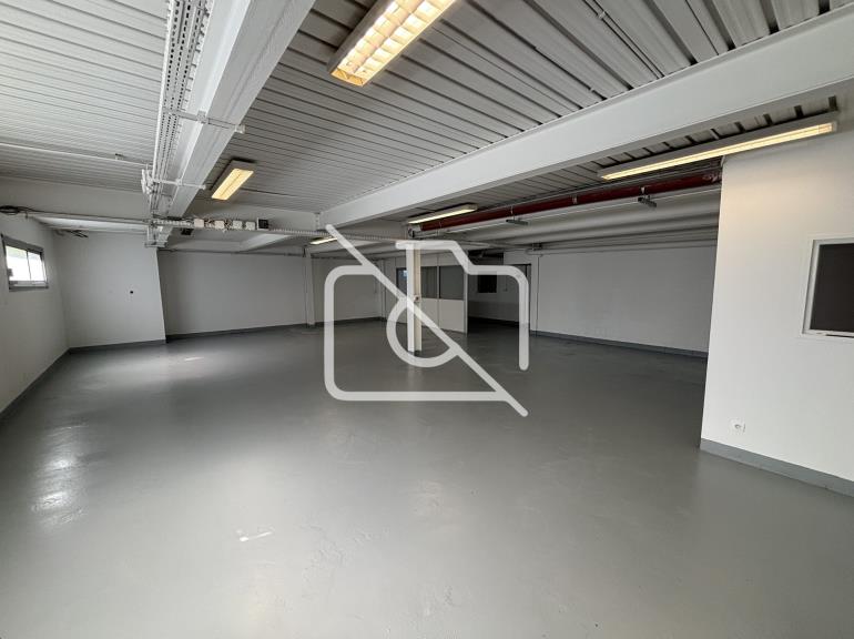 Entrepôt à louer à Les Ulis - 700 m²